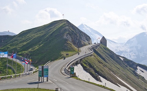 Gy&ouml;ny&ouml;rű t&aacute;jakon vezetnek &aacute;t az osztr&aacute;k aut&oacute;utak